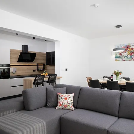 ヴィラ Rudina ポメル